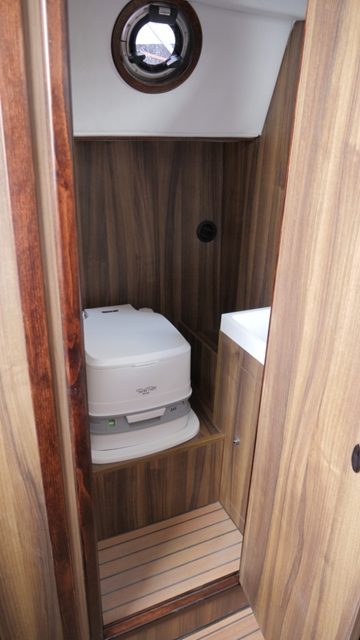 Kabina WC na jachcie Phobos 29